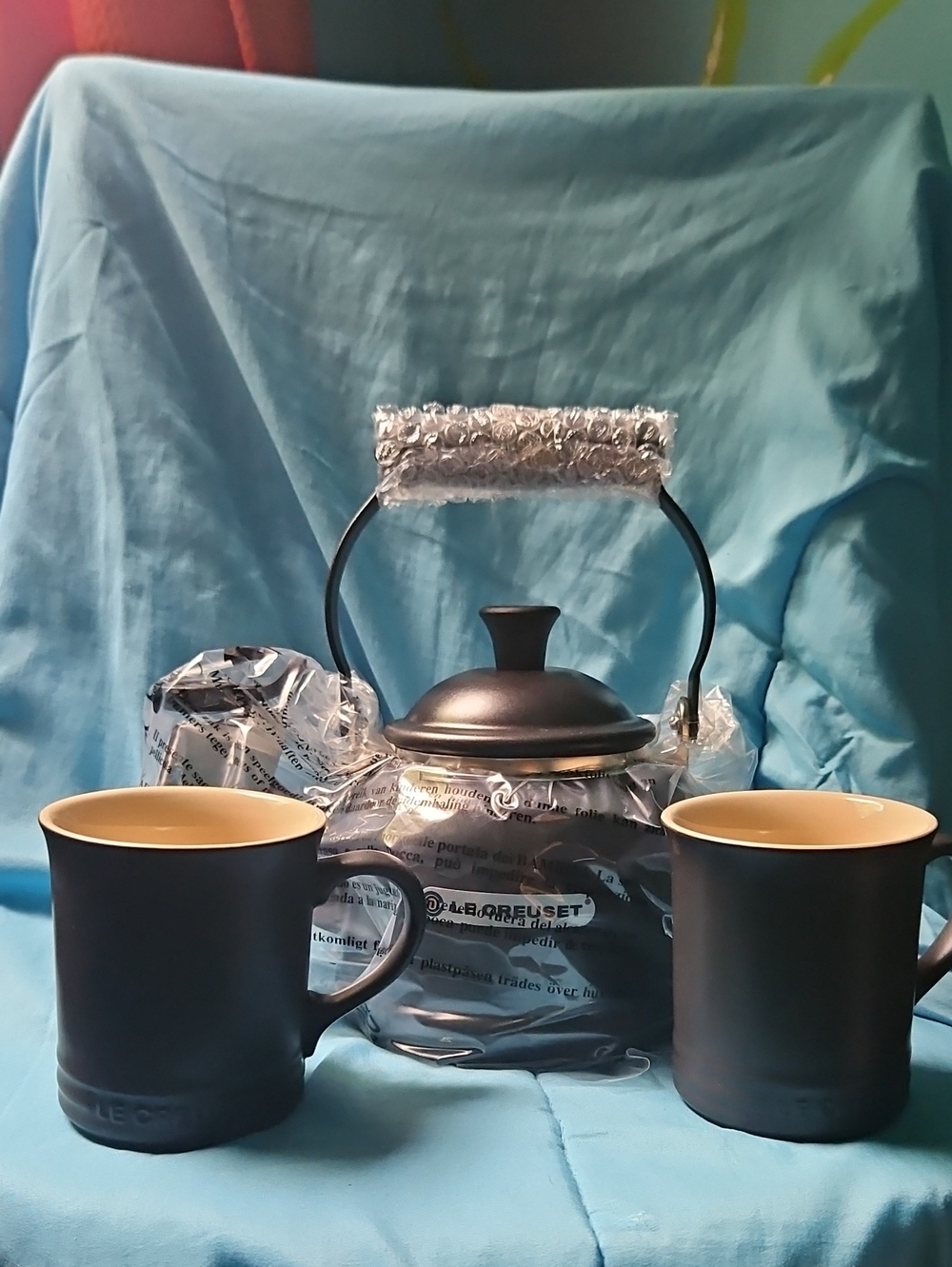 Le Creuset Black Stoneware Teapot with Beige-Interior Mugs